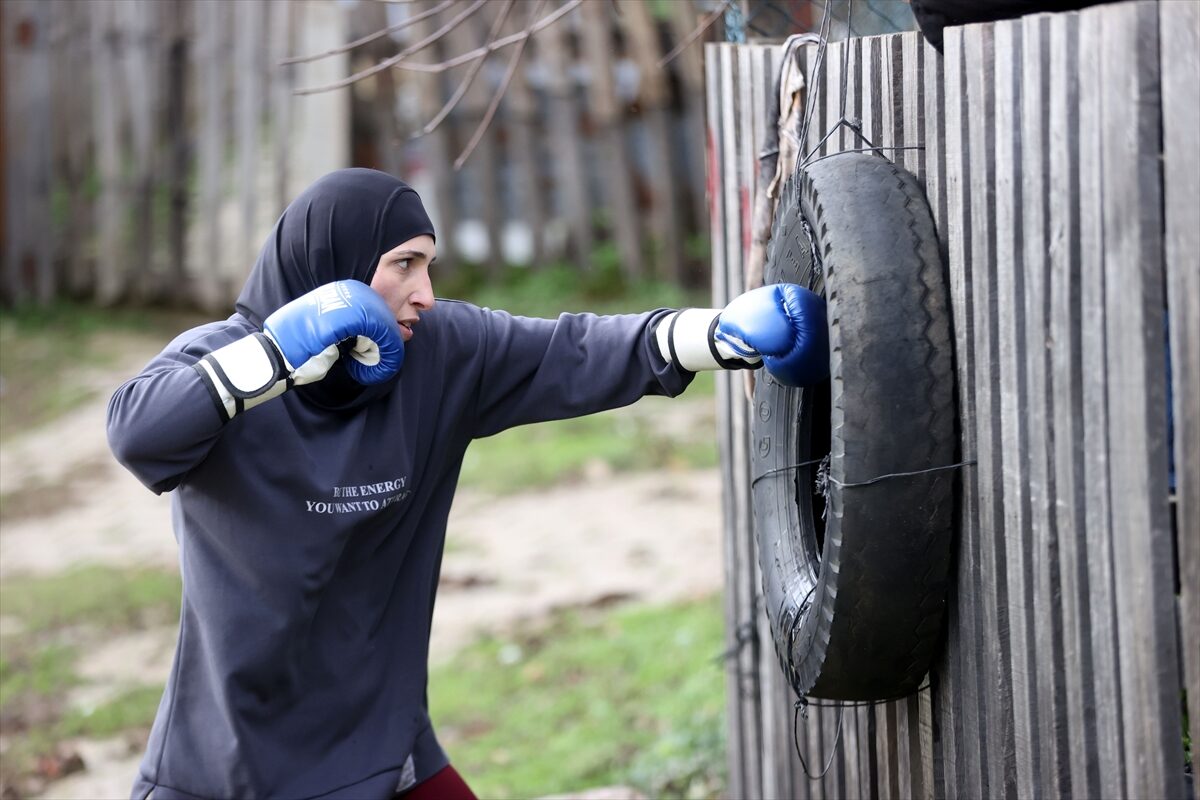 - Kırklarelili 28 yaşındaki kimya mühendisi Yasemin Akan, kick boks