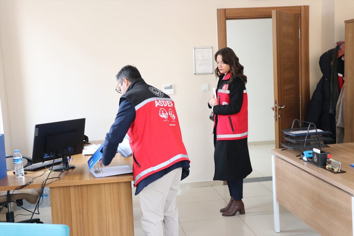 - Siirt'te Aile ve Sosyal Hizmetler İl Müdürlüğü ekipleri, karlı