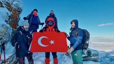 KIRŞEHİR (AA) – Kırşehir'deki dağcılar, 2026 yılının ilk gününde karla