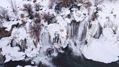 VAN (AA) – Van'ın Muradiye ilçesinde etkili olan dondurucu soğuklar