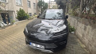 - Kent genelinde evlerin çatıları uçtu, ağaçlar ve bir caminin