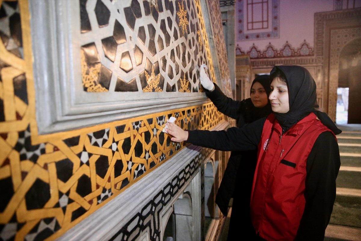 KOCAELİ (AA) – Kocaeli'nin Gebze ilçesinde gönüllü gençler, üç ayların