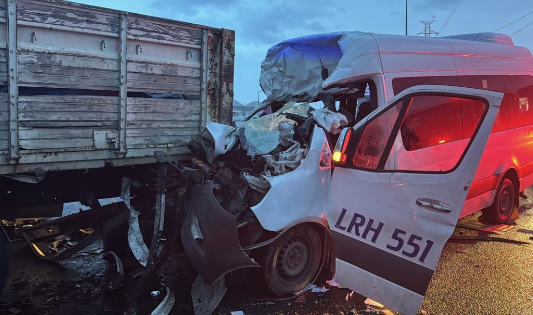 KOCELİ (AA) – Anadolu Otoyolu'nun Kocaeli kesiminde servis minibüsü ile