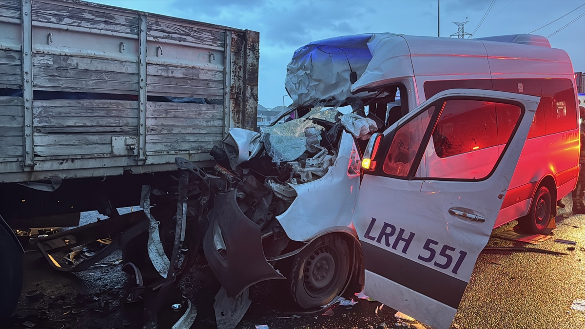 KOCELİ (AA) – Anadolu Otoyolu'nun Kocaeli kesiminde servis minibüsü ile