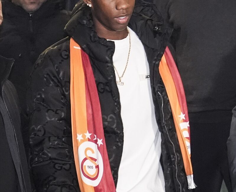 - Hücum oyuncusu Asprilla:
- "Bu büyük kulübe geldiğim için çok