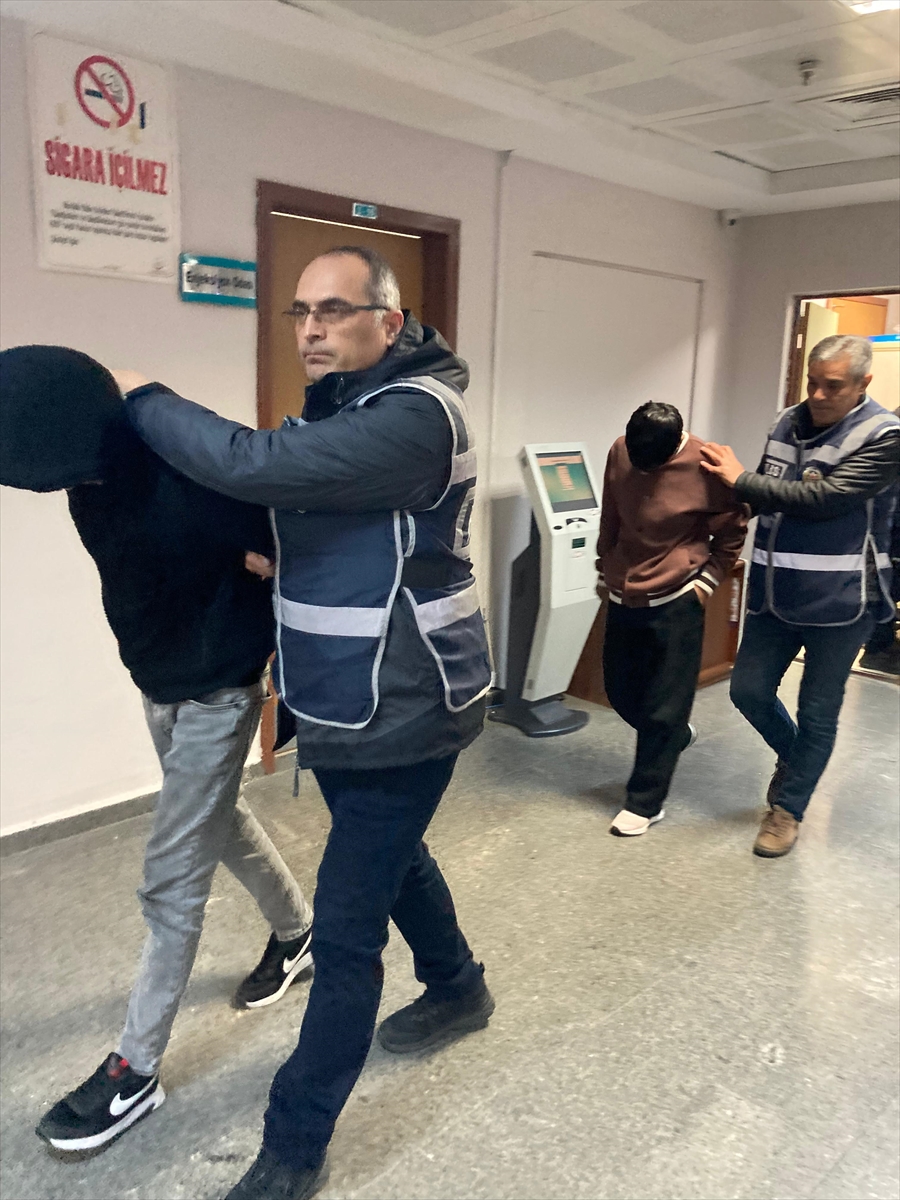 KONYA (AA) – Konya'nın Akşehir ilçesinde yüzlerini maskeyle gizleyerek motosiklet