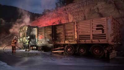 KÜTAHYA (AA) – Kütahya'da seyir halindeyken yanan silis kumu yüklü