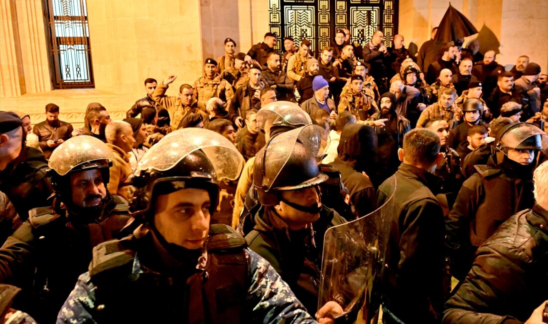 BEYRUT (AA) – Lübnan’ın başkenti Beyrut'ta maaşlarının iyileştirilmesini talep eden