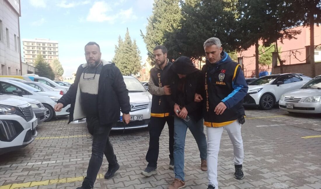 MANİSA (AA) – Manisa'nın Yunusemre ilçesinde, boşanma aşamasındaki eşini tabancayla