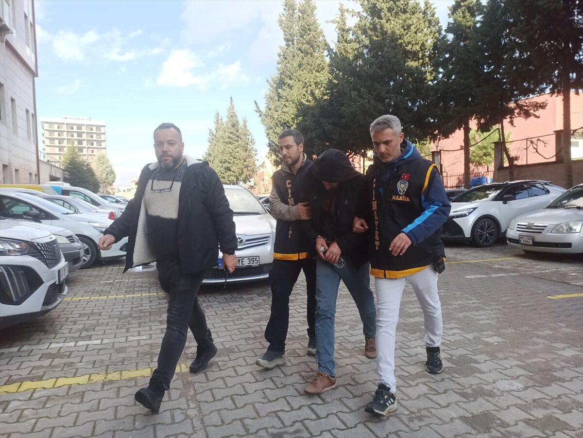 MANİSA (AA) – Manisa'nın Yunusemre ilçesinde, boşanma aşamasındaki eşini tabancayla