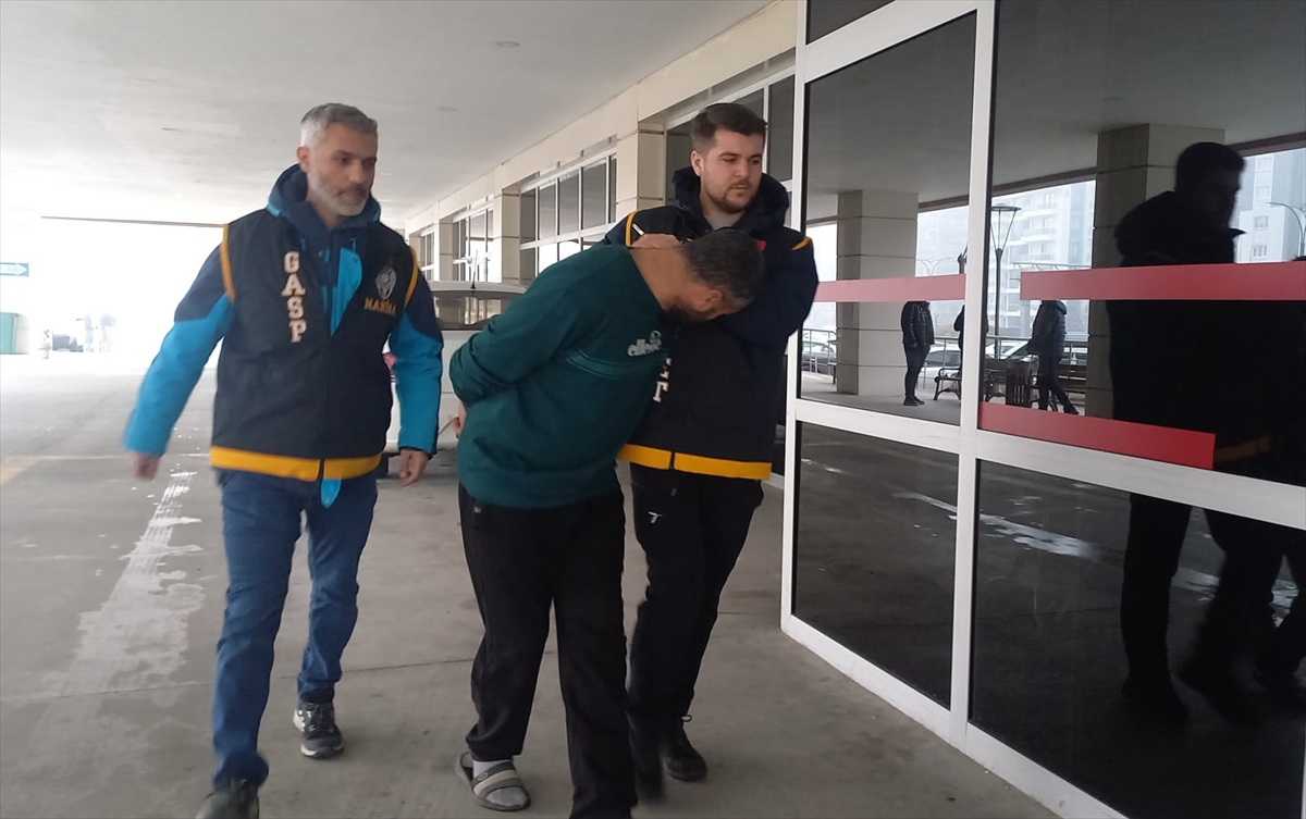 MANİSA (AA) – Manisa'nın Gölmarmara ilçesinde bir kuyumcunun silah tehdidiyle