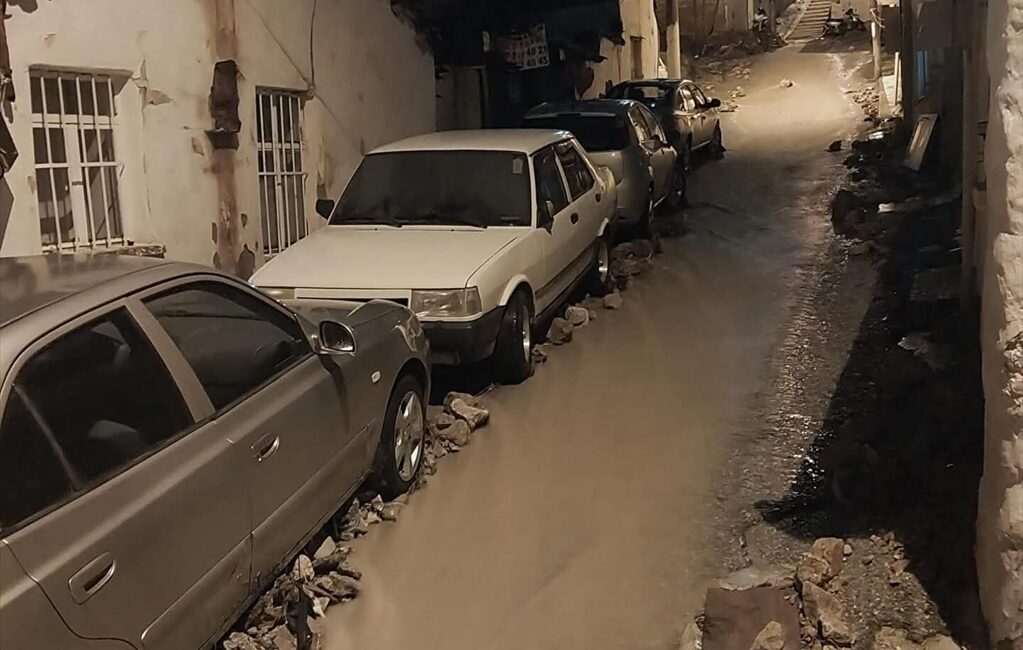 MANİSA (AA) – Manisa'da akşam saatlerinde etkisini artıran sağanak yaşamı