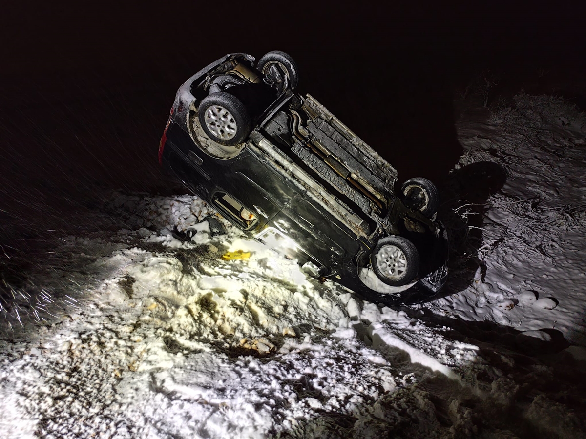 MARDİN (AA) – Mardin'in Ömerli ilçesinde hafif ticari aracın devrilmesi