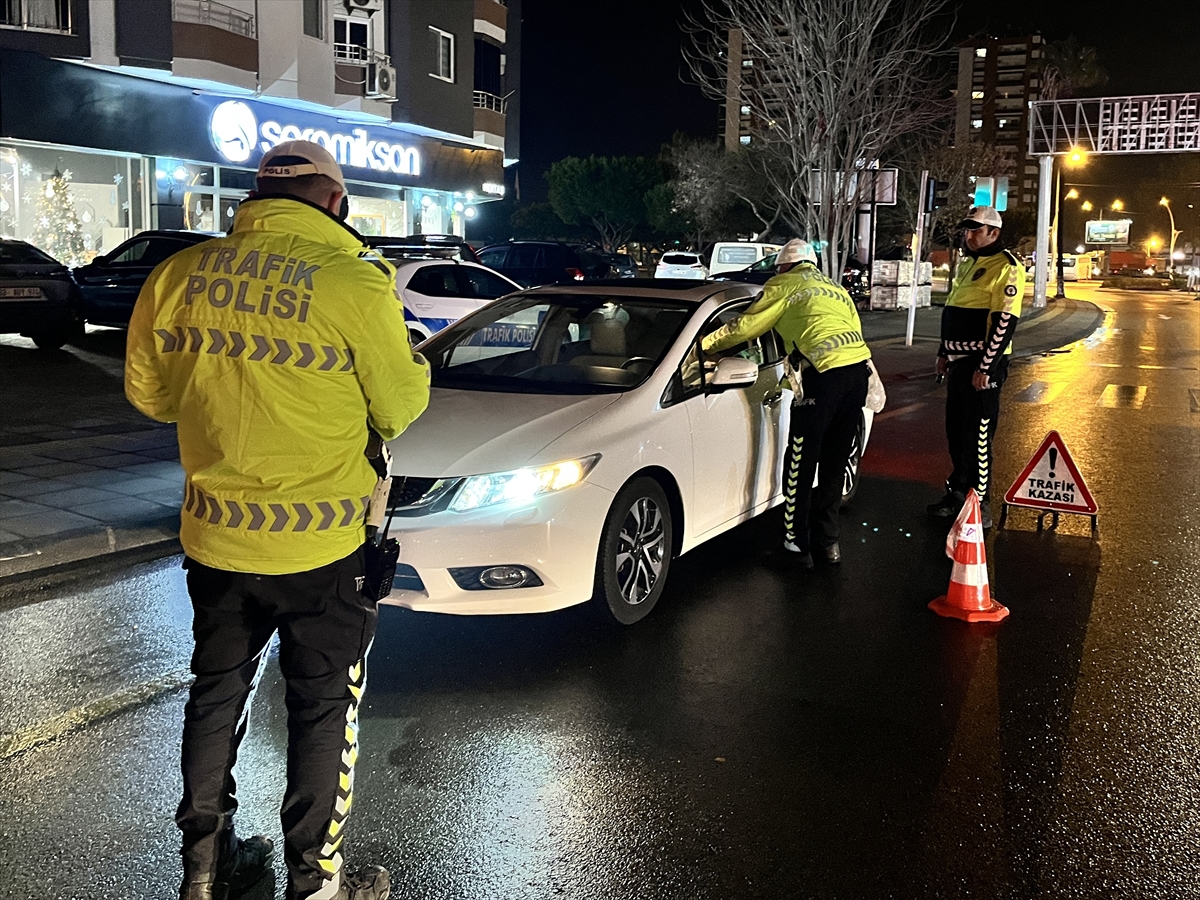 MERSİN (AA) – Mersin ve Hatay'da polis ekipleri yılbaşı dolayısıyla