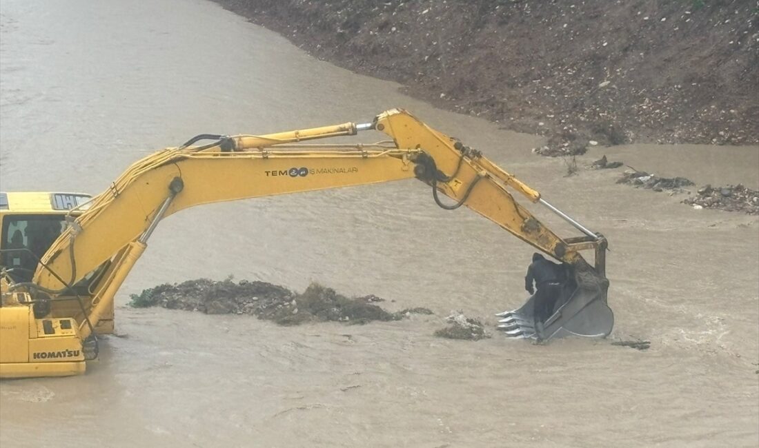 MERSİN (AA) – Mersin'in Akdeniz ilçesinde, otomobiliyle akarsuya düşen bir