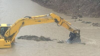 MERSİN (AA) – Mersin'in Akdeniz ilçesinde, otomobiliyle akarsuya düşen bir