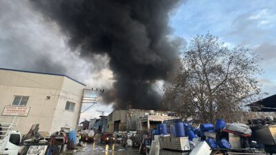 MERSİN (AA) – Mersin'in Toroslar ilçesinde geri dönüşüm fabrikasının deposunda