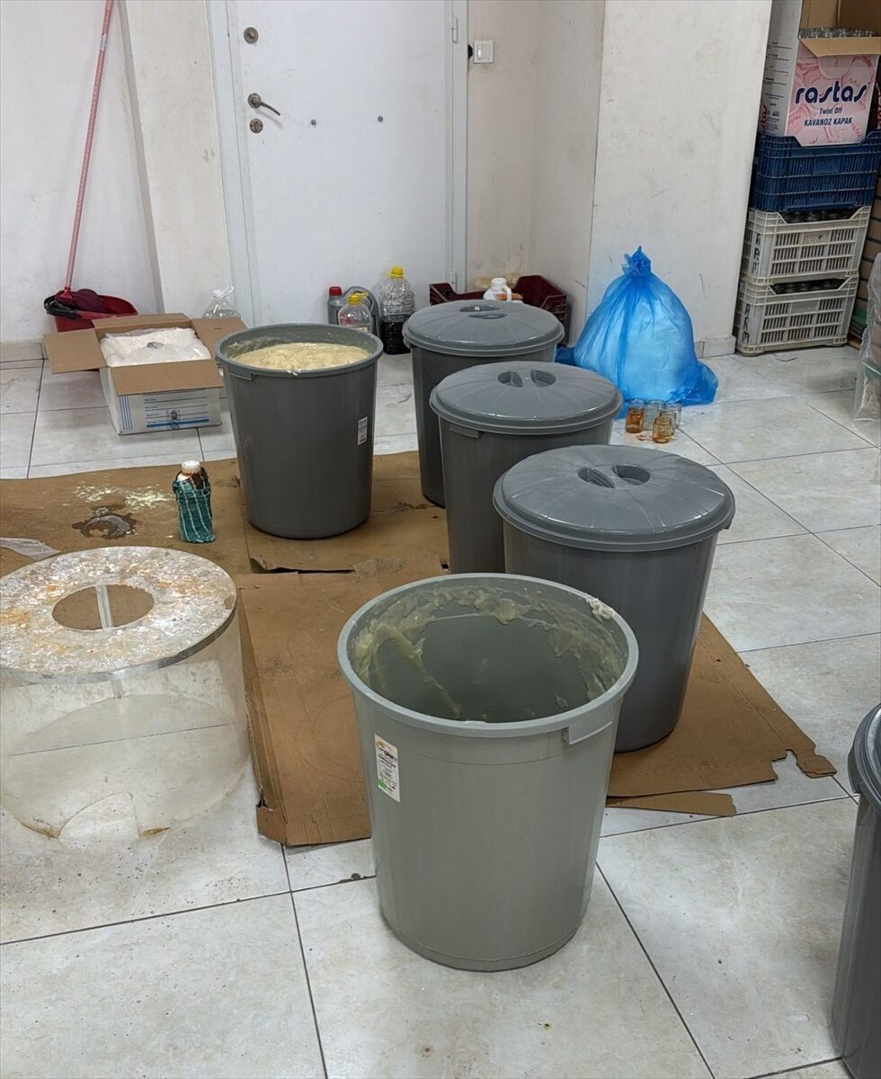 MERSİN (AA) – Mersin'de merdiven altı üretim yapılan imalathane mühürlendi,