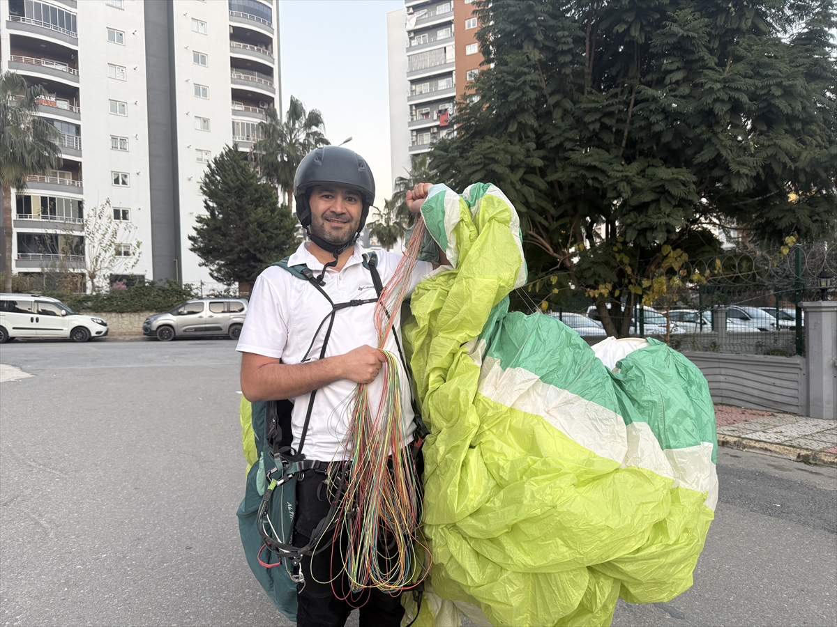 MERSİN (AA) – Mersin'in Silifke ilçesinde uçuş yapan yamaç paraşütçüsü