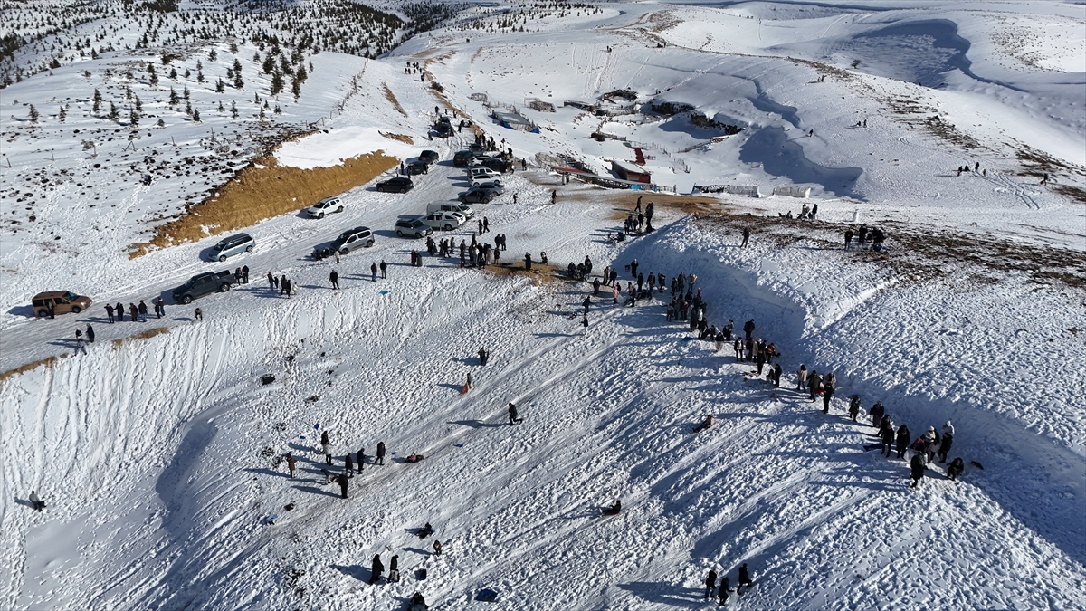 MERSİN (AA) – Mersin'in Mut ilçesinde beyaz örtüyle kaplanan Sertavul