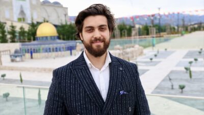 - Hanife Hatun Cami ve Külliyesi'nin yanındaki 200 metrekarelik alanda