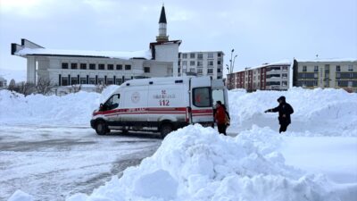 BİTLİS (AA) – Bitlis'te yolu kardan kapanan mezrada mahsur kalan