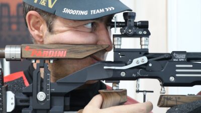 - Atıcılıkta ilerlemek için 2010 yılında mesleğinden ayrılan milli sporcu