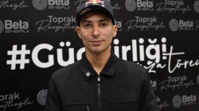 - Dünya Superbike Şampiyonası'nda 3. kez şampiyonluğa ulaşan milli motosikletçi