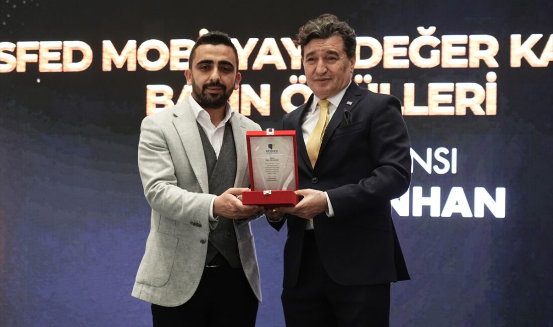 - AA Finans Haberleri Başmuhabiri Uğur Aslanhan'a, yaptığı haberlerle mobilya