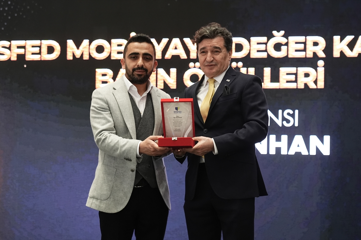 - AA Finans Haberleri Başmuhabiri Uğur Aslanhan'a, yaptığı haberlerle mobilya