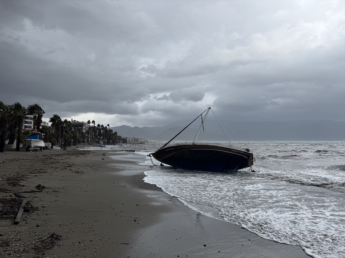 - Marmaris ve Bodrum'da tekneler karaya sürüklendi, ağaçlar devrildi, caddelerde
