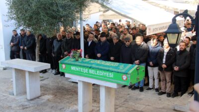 MUĞLA (AA) – Muğla'nın Marmaris ilçesi açıklarında kayalıklara çarpan teknenin