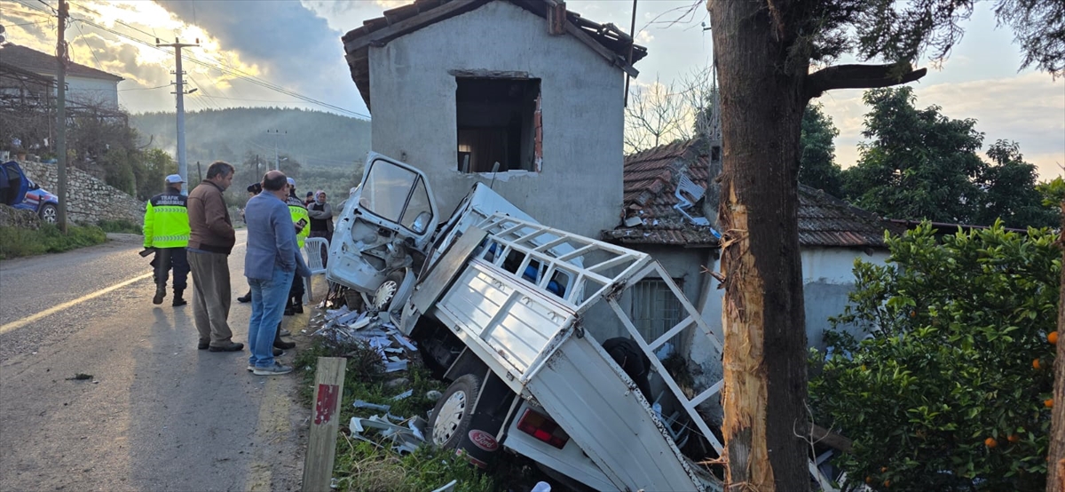 MUĞLA (AA) – Muğla'nın Seydikemer ilçesinde yol kenarındaki eve çarpan