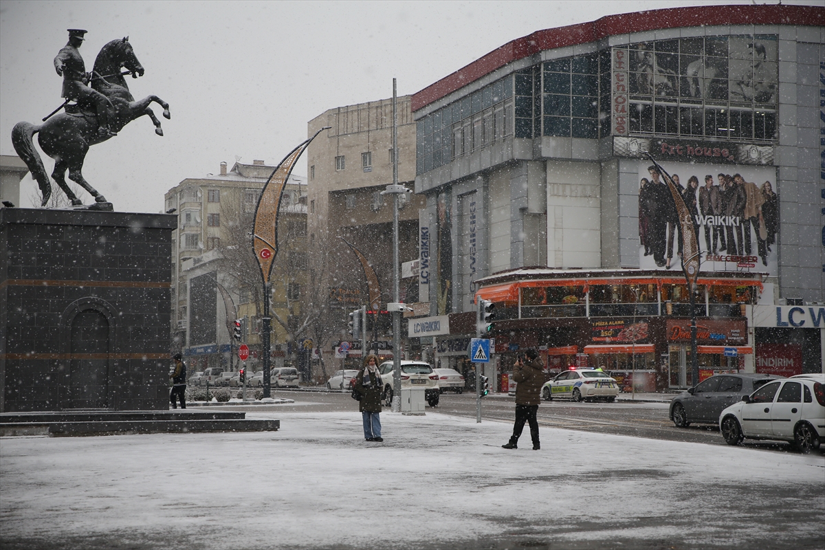 NİĞDE (AA) – Niğde'de kar yağışı etkisini sürdürüyor. Kentte etkili