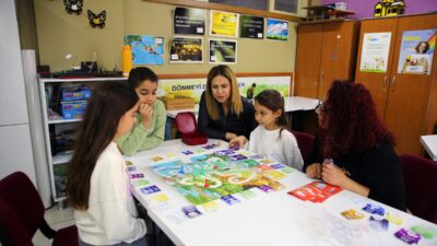 - Adana'da Çukurova Bilim ve Sanat Merkezi'nde görevli iki öğretmenin