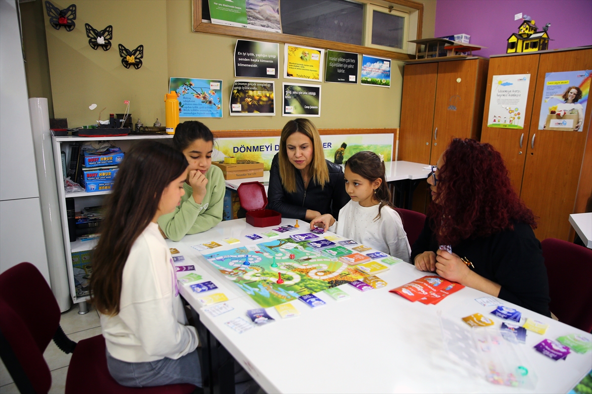 - Adana'da Çukurova Bilim ve Sanat Merkezi'nde görevli iki öğretmenin