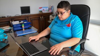 ADANA (AA) – Otizmli ve işitme engelli yüzücü İlayda Sayın,