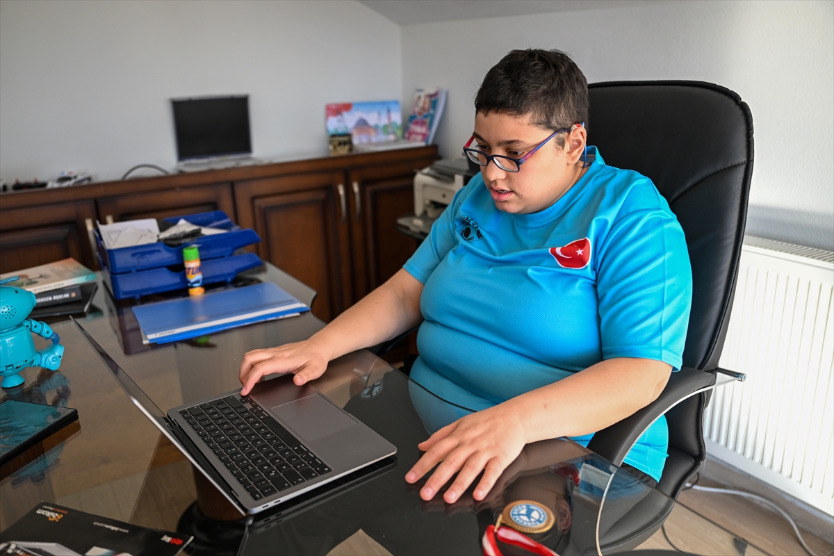 ADANA (AA) – Otizmli ve işitme engelli yüzücü İlayda Sayın,