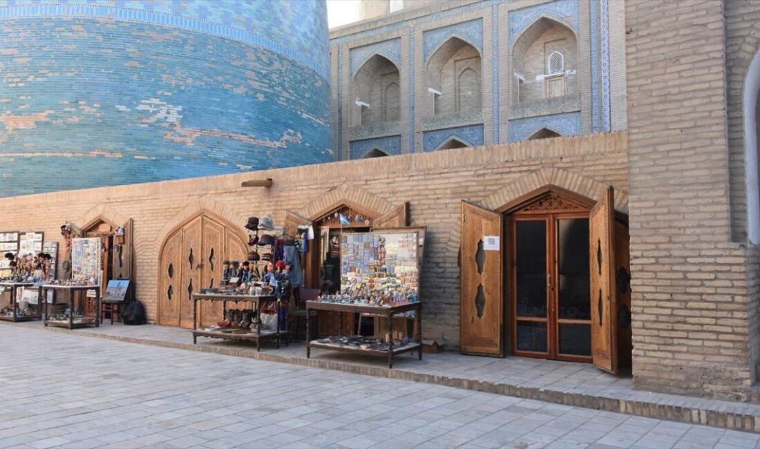 - Kurak ve düz arazinin ortasında yer alan Buhara ve