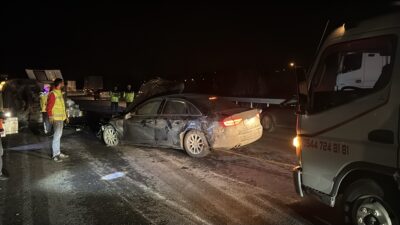 SAKARYA (AA) – Anadolu Otoyolu'nun Sakarya kesiminde otomobil ile minibüsün