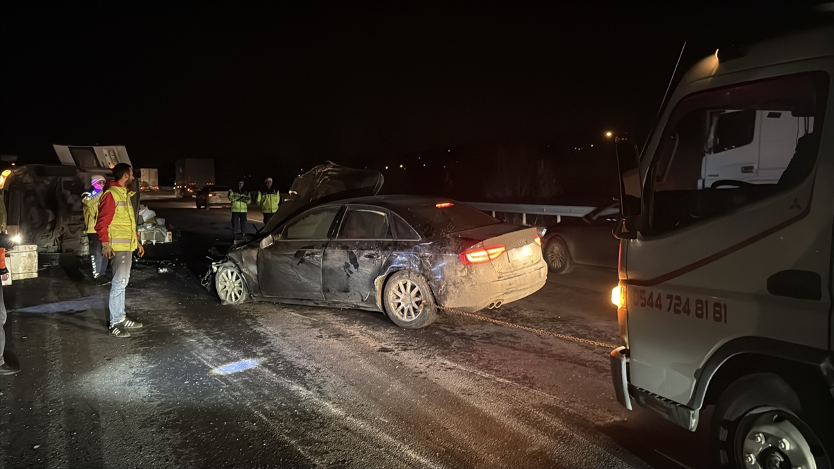 SAKARYA (AA) – Anadolu Otoyolu'nun Sakarya kesiminde otomobil ile minibüsün