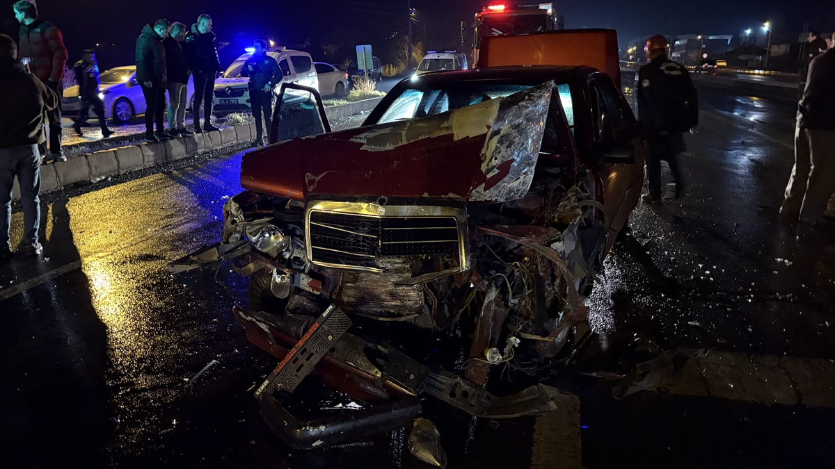 SAKARYA (AA) – Sakarya'nın Hendek ilçesinde otomobilin minibüse arkadan çarptığı