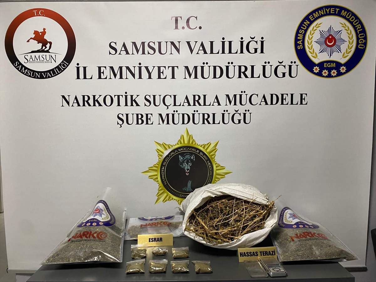 - Zanlının elinde siyah poşetle eski kız arkadaşının evinin müştemilatına