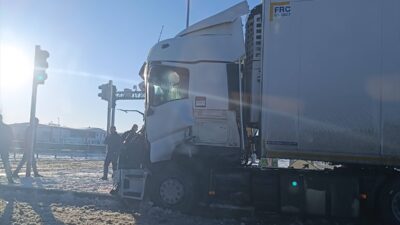 SAMSUN (AA) – Samsun'un Tekkeköy ilçesinde, üç aracın karıştığı trafik