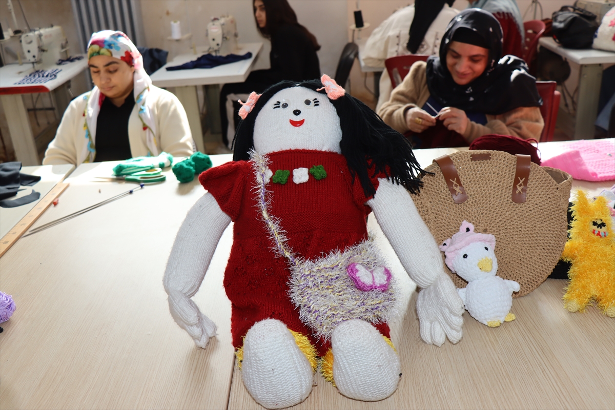 - Viranşehir ilçesinde yaşayan görme engelli iki kız kardeş, halk