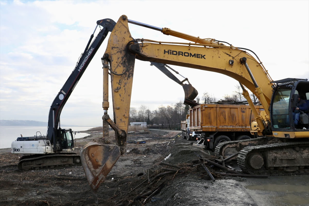 SAKARYA (AA) – Sakarya'da Sapanca Gölü kıyısındaki kaçak yapılaşmaya karşı