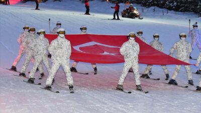 - Sarıkamış Kayak Merkezi'nde düzenlenen gösteriyi, Aile ve Sosyal Hizmetler