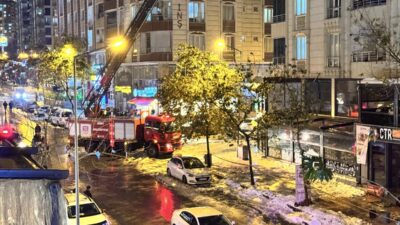 SİİRT (AA) – Siirt'te bir binanın çatısından kopan kar kütlelerinin