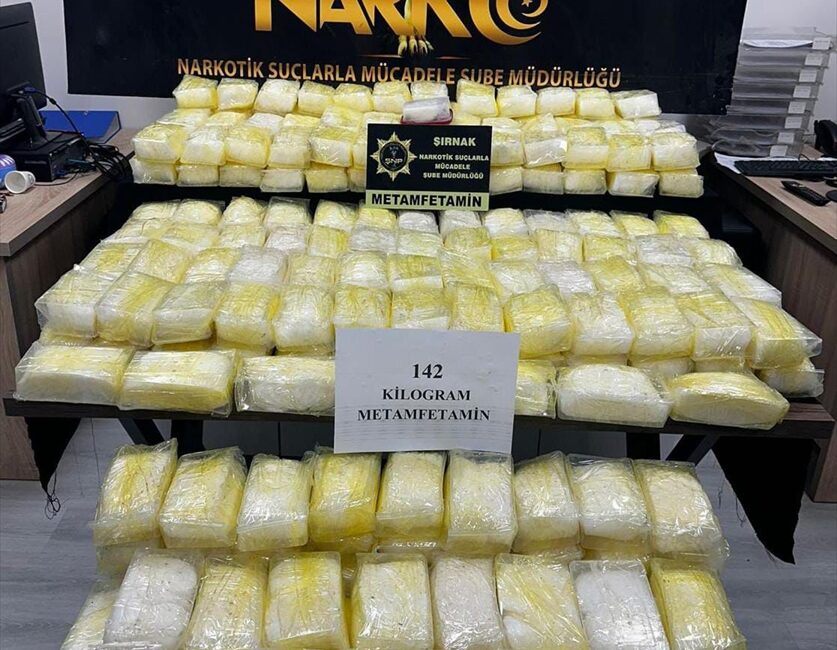 ŞIRNAK (AA) – Şırnak'ın Cizre ilçesinde bir çekicinin dorsesine gizlenmiş