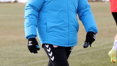 - Teknik direktör Mehmet Altıparmak:
- "Manaj'ı her hoca takımında görmek